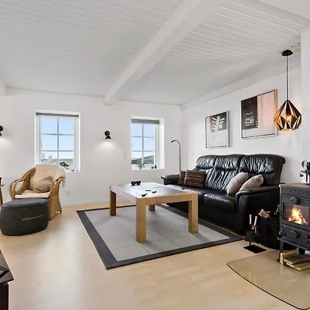 4 Bedroom Stunning In Дом отдыха Glesborg