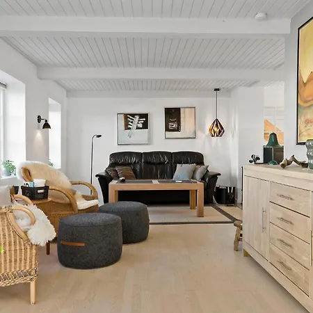 Дом отдыха 4 Bedroom Stunning In