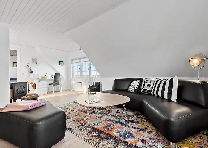 4 Bedroom Stunning In Casa de Férias Glesborg