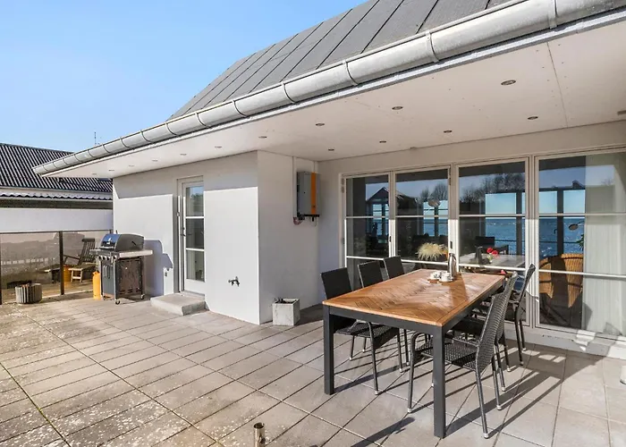 4 Bedroom Stunning In Casa de Férias Glesborg